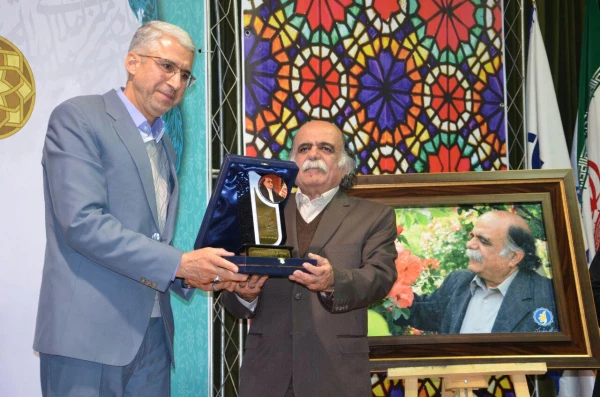 آیین نگوداشت مقام علمی استاد کزازی در دانشگاه فرهنگیان استان مرکزی برگزار شد. 2