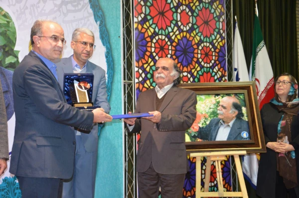 آیین نگوداشت مقام علمی استاد کزازی در دانشگاه فرهنگیان استان مرکزی برگزار شد. 3