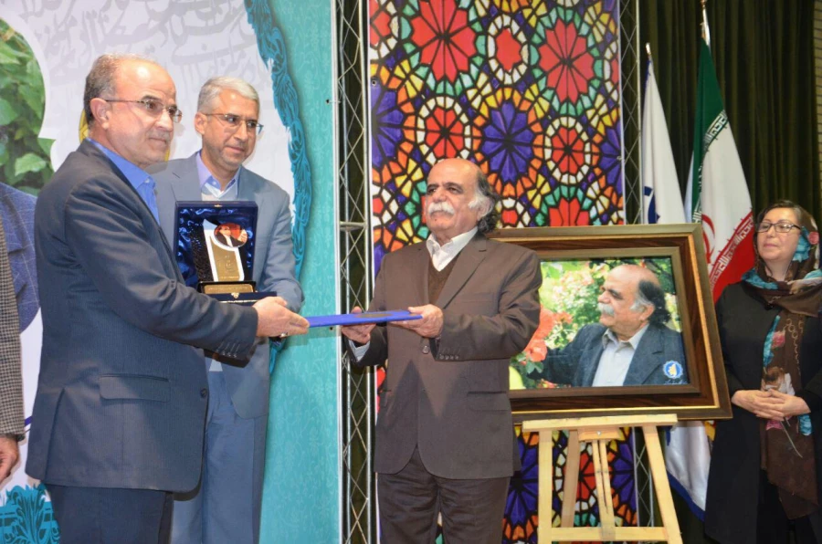 آیین نگوداشت مقام علمی استاد کزازی در دانشگاه فرهنگیان استان مرکزی برگزار شد. 3