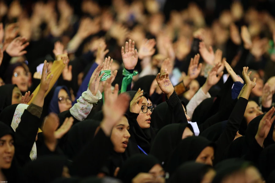 رهبر معظم انقلاب اسلامی در دیدار هزاران نفر از دانشجومعلمان ،اساتید و معلمان:
به ۳ کشور اروپایی اعتماد نکنید تضمین قطعی ندهند نمی شود ادامه داد
 2