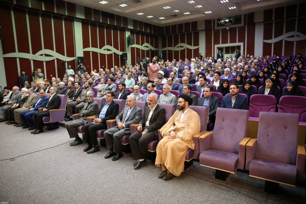 رهبر معظم انقلاب اسلامی در دیدار هزاران نفر از دانشجومعلمان ،اساتید و معلمان:
به ۳ کشور اروپایی اعتماد نکنید تضمین قطعی ندهند نمی شود ادامه داد
 3