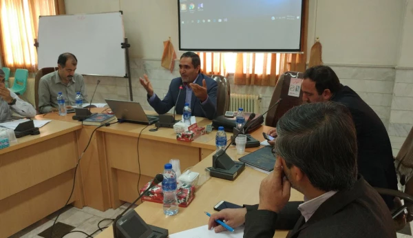 اولین دوره تربیت مدرسان مرجع کارورزی دراستان مرکزی با حضور شرکت کنندگانی از استانهای (ایلام، خوزستان، لرستان، همدان، کردستان، کرمانشاه و مرکزی) روز شنبه 17 شهریور ساعت 8 صبح در سالن کنفرانس پردیس شهید باهنر اراک آغاز به کار نمود. 5