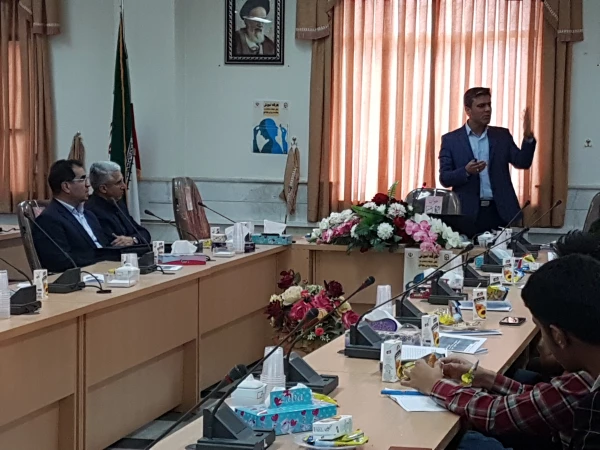 به مناسبت هفته بهداشت و روان درپردیس شهید باهنر مرکزی برگزار شد

کارگاه نقش نشاط و شادی در سلامت روان جوانان 4