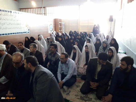 نماز جماعت با حضور پرشور دانشجویان و جمعی از اساتید و مسئولان پردیسهای دانشگاه فرهنگیان استان مرکزی و اداره کل آموزش و پرورش، به امامت حجت الاسلام و المسلمین دری نجف آبادی برگزار شد. 5