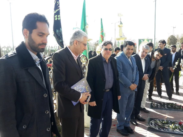 شهدا اقیانوس هایی هستند که عمود بر زمین ایستاده اند 

 تجدید بیعت مسئولین دانشگاه فرهنگیان  با شهدا به مناسبت 9دی در استان مرکزی 2