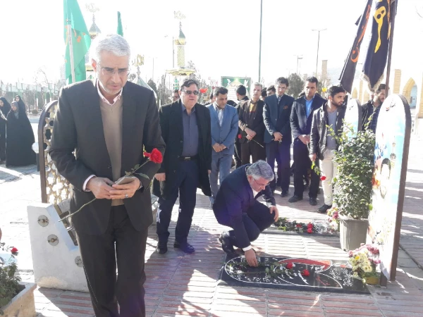 شهدا اقیانوس هایی هستند که عمود بر زمین ایستاده اند 

 تجدید بیعت مسئولین دانشگاه فرهنگیان  با شهدا به مناسبت 9دی در استان مرکزی 3