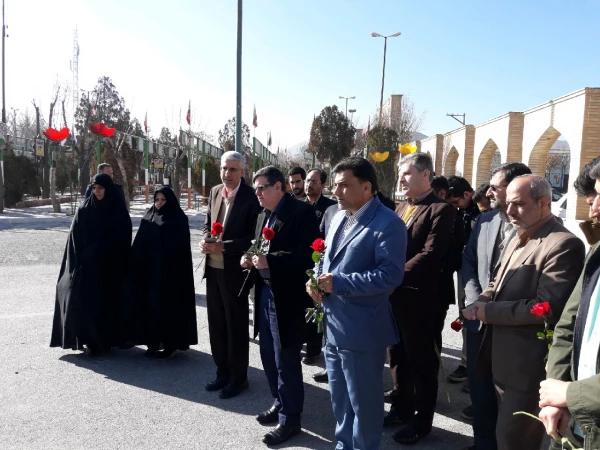 شهدا اقیانوس هایی هستند که عمود بر زمین ایستاده اند 

 تجدید بیعت مسئولین دانشگاه فرهنگیان  با شهدا به مناسبت 9دی در استان مرکزی 2