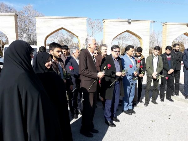 شهدا اقیانوس هایی هستند که عمود بر زمین ایستاده اند 

 تجدید بیعت مسئولین دانشگاه فرهنگیان  با شهدا به مناسبت 9دی در استان مرکزی 2