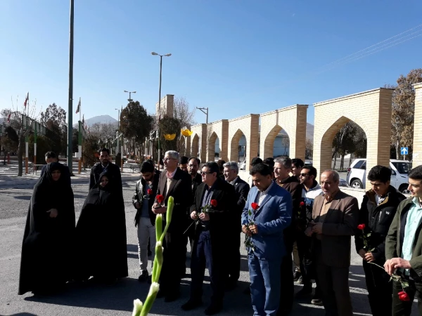 شهدا اقیانوس هایی هستند که عمود بر زمین ایستاده اند 

 تجدید بیعت مسئولین دانشگاه فرهنگیان  با شهدا به مناسبت 9دی در استان مرکزی 3