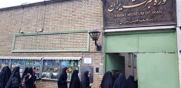 در حاشیه برگزاری مراسم دهه فجر صورت گرفت
بازدید دانشجو معلمان از موزه عبرت و موزه جواهرات و زیارت مرقد مطهر امام خمینی (ره) 2