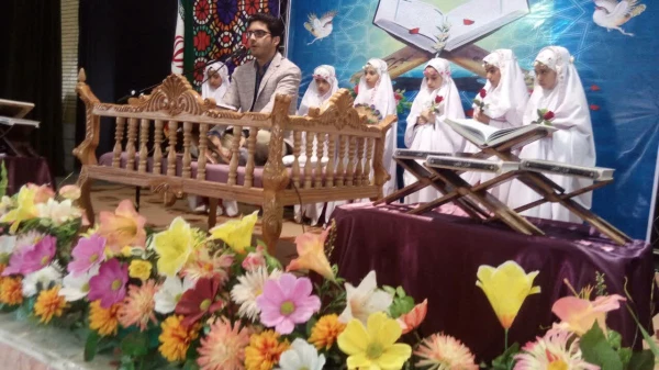 در دانشگاه فرهنگیان استان مرکزی برگزار شد.

محفل نورانی انس با قرآن 2