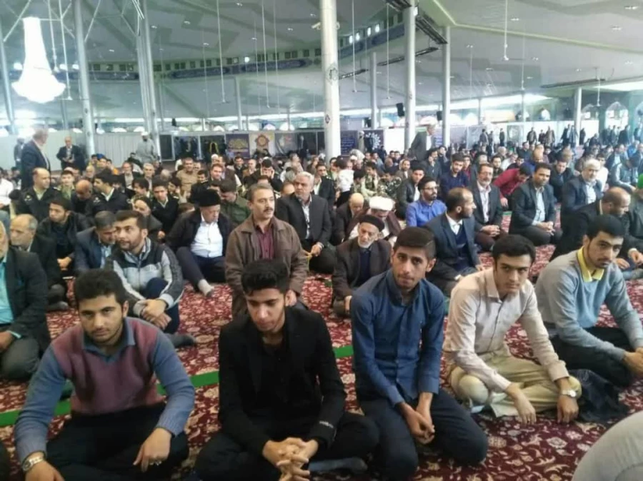 حضور پرشور دانشجویان دانشگاه فرهنگیان استان مرکزی به همراهی مسئولین در نماز جمعه  4