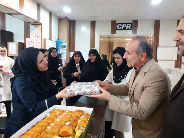 دیدار سرپرست دانشگاه فرهنگیان استان مرکزی به مناسبت گرامیداشت میلاد اسوه صبر و پایداری، حضرت زینب(ع) و روز پرستار، از پرستاران بیمارستان حضرت ولی عصر(عج) 2