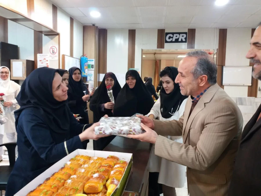 دیدار سرپرست دانشگاه فرهنگیان استان مرکزی به مناسبت گرامیداشت میلاد اسوه صبر و پایداری، حضرت زینب(ع) و روز پرستار، از پرستاران بیمارستان حضرت ولی عصر(عج) 2