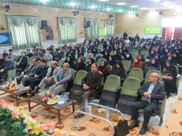 کارورزی پیوند بین نظریه و عمل است 8