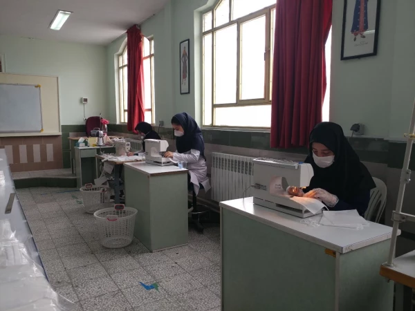 مشارکت دانشجویان دانشگاه فرهنگیان استان مرکزی در تولید ماسک در کارگاه مهارت افزایی 4