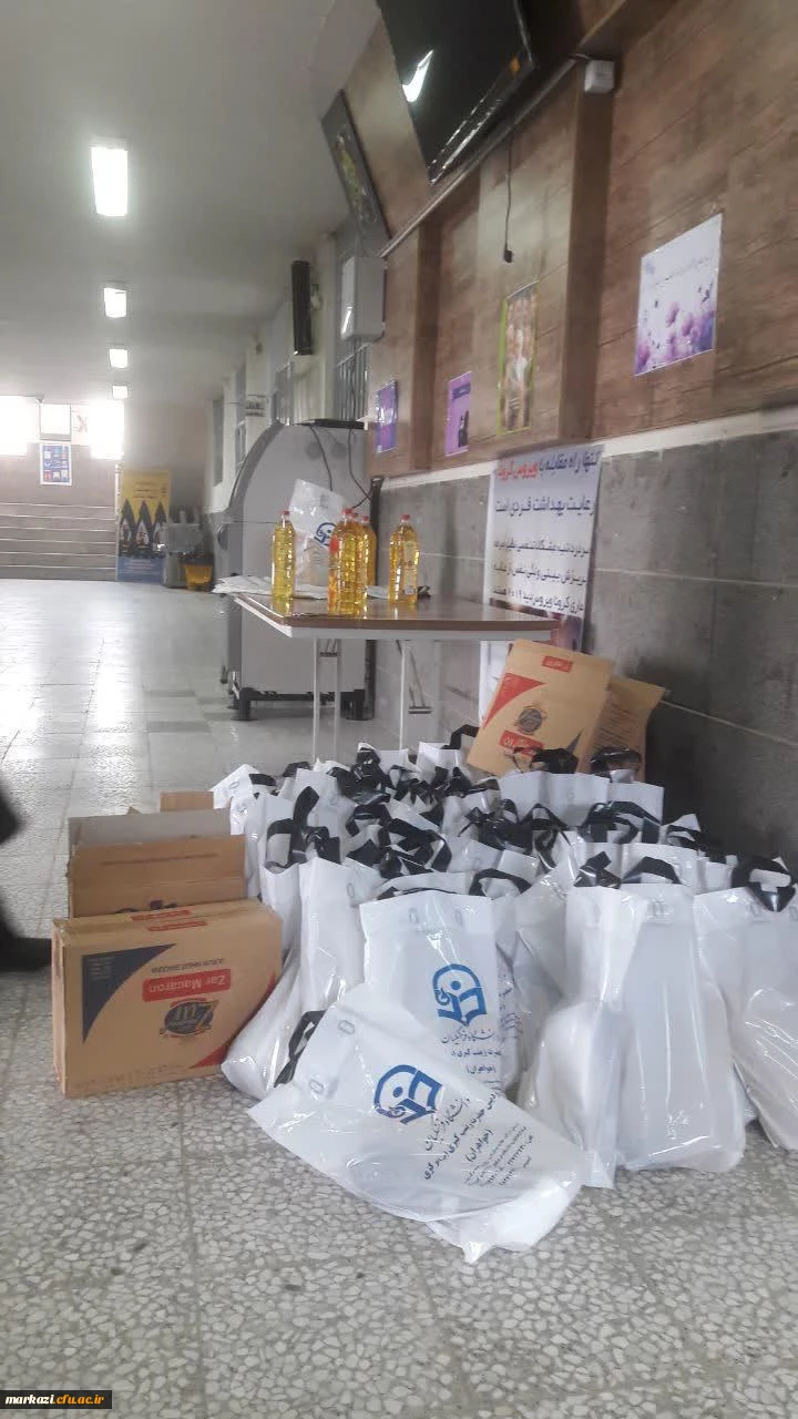 دانشجویان پردیس حضرت زینب کبری(س)دانشگاه فرهنگیان استان مرکزی 60 بسته غذایی در رزمایش کمک مومنانه توزیع کردند 3