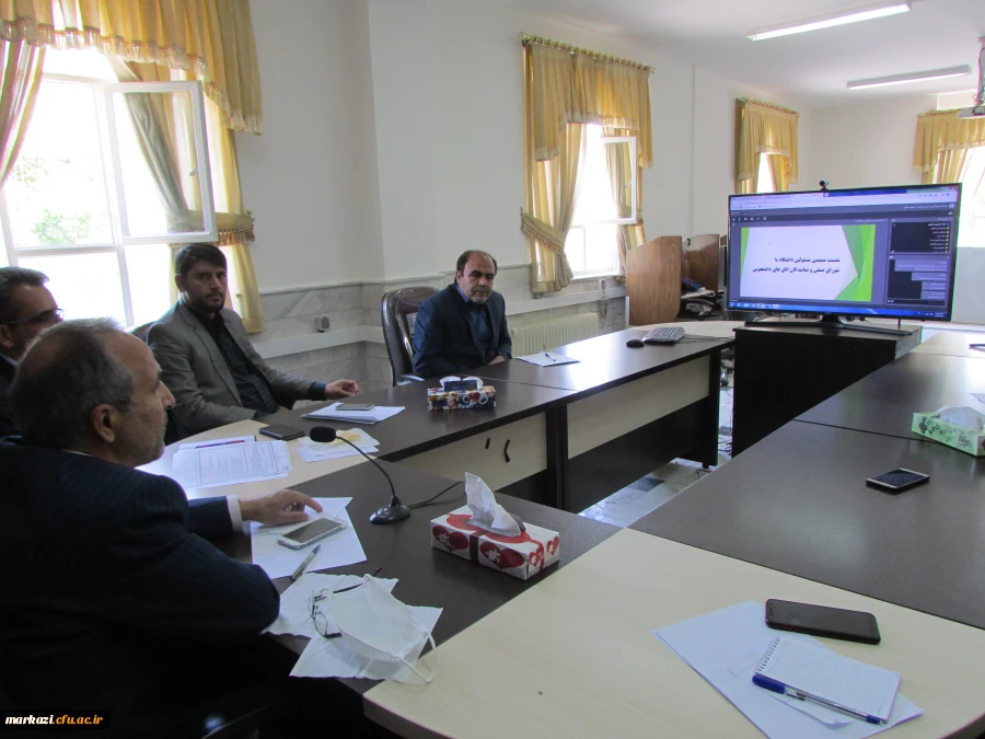 نشست صمیمی مسئولین دانشگاه فرهنگیان استان مرکزی با شورای صنفی و نمایندگان اتاق های دانشجویی برگزار شد 5