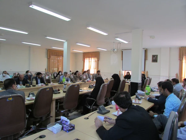 جلسه هم اندیشی کارشناس مسئولان و کارشناسان پردیس های استان مرکزی با رئیس دانشگاه برگزار شد 3