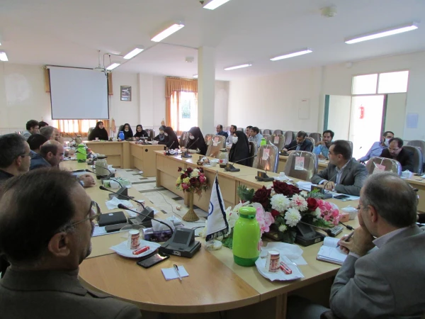 جلسه هم اندیشی کارشناس مسئولان و کارشناسان پردیس های استان مرکزی با رئیس دانشگاه برگزار شد 4