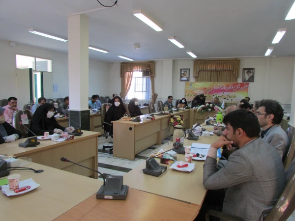 جلسه هم اندیشی کارشناس مسئولان و کارشناسان پردیس های استان مرکزی با رئیس دانشگاه برگزار شد 5