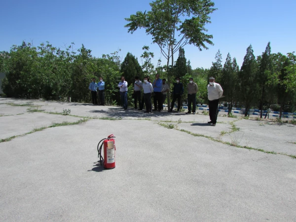 دوره آموزش اطفاء حریق برای نگهبانان و نیروهای خدماتی دانشگاه فرهنگیان استان مرکزی برگزار شد 3