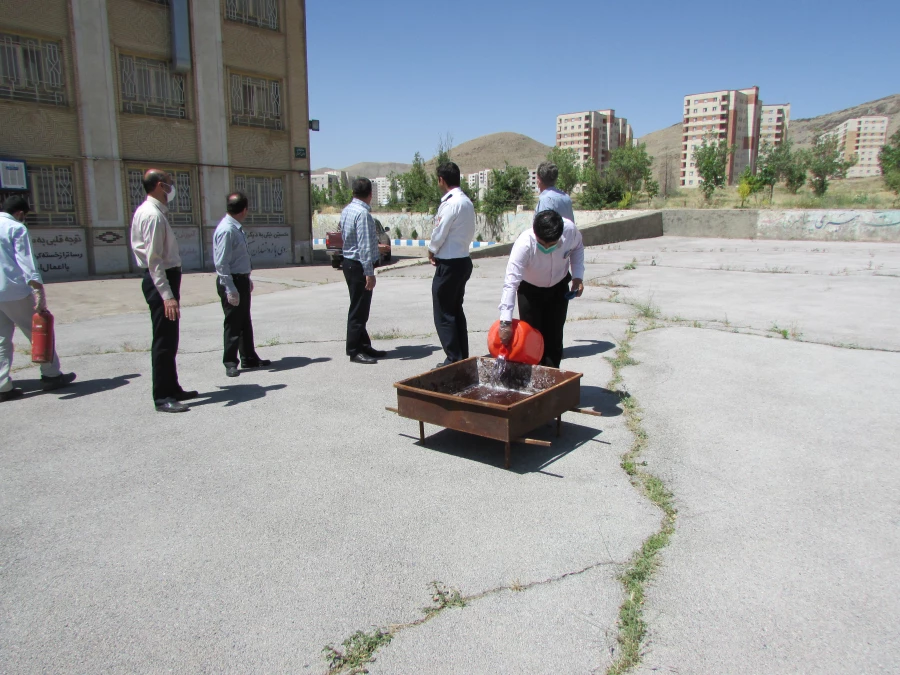 دوره آموزش اطفاء حریق برای نگهبانان و نیروهای خدماتی دانشگاه فرهنگیان استان مرکزی برگزار شد 4