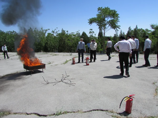 دوره آموزش اطفاء حریق برای نگهبانان و نیروهای خدماتی دانشگاه فرهنگیان استان مرکزی برگزار شد 6