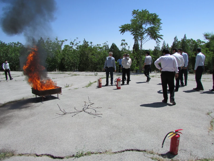 دوره آموزش اطفاء حریق برای نگهبانان و نیروهای خدماتی دانشگاه فرهنگیان استان مرکزی برگزار شد 6