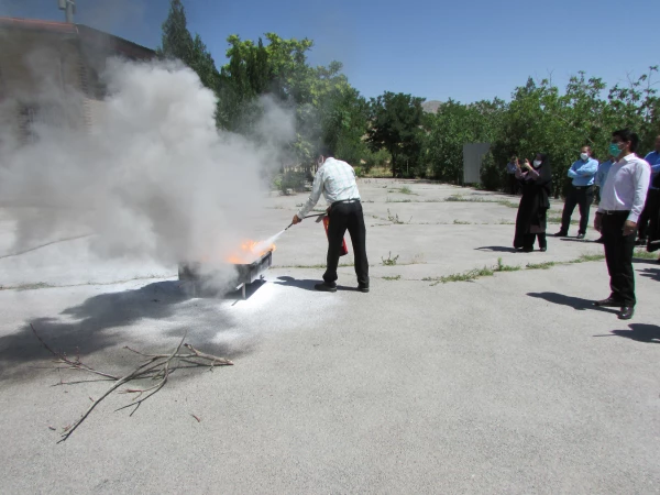 دوره آموزش اطفاء حریق برای نگهبانان و نیروهای خدماتی دانشگاه فرهنگیان استان مرکزی برگزار شد 7