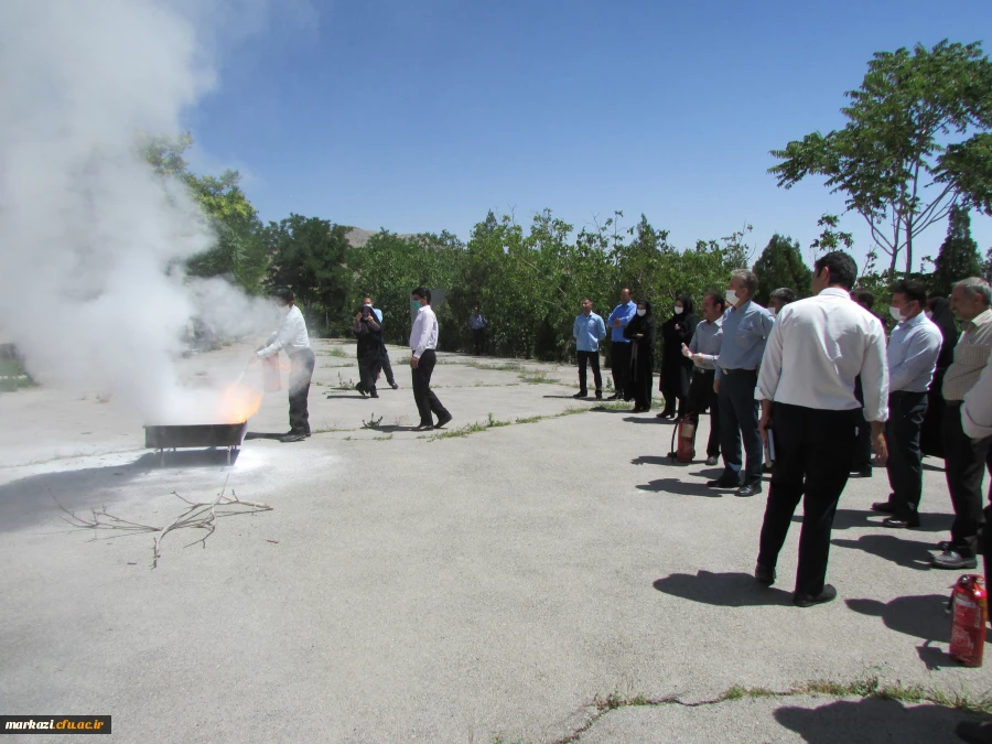 دوره آموزش اطفاء حریق برای نگهبانان و نیروهای خدماتی دانشگاه فرهنگیان استان مرکزی برگزار شد 8