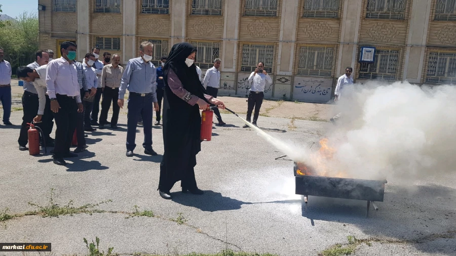 دوره آموزش اطفاء حریق برای نگهبانان و نیروهای خدماتی دانشگاه فرهنگیان استان مرکزی برگزار شد 8