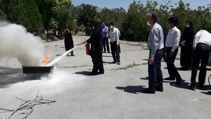 دوره آموزش اطفاء حریق برای نگهبانان و نیروهای خدماتی دانشگاه فرهنگیان استان مرکزی برگزار شد 9