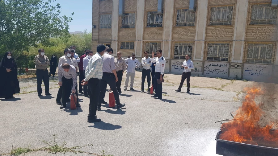 دوره آموزش اطفاء حریق برای نگهبانان و نیروهای خدماتی دانشگاه فرهنگیان استان مرکزی برگزار شد 10
