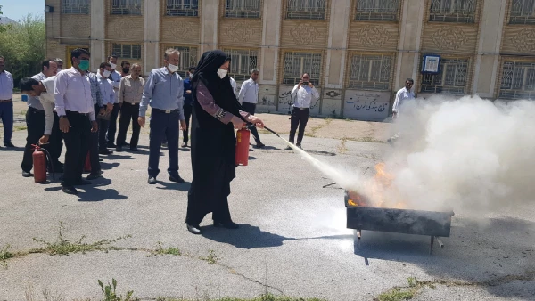 دوره آموزش اطفاء حریق برای نگهبانان و نیروهای خدماتی دانشگاه فرهنگیان استان مرکزی برگزار شد 11