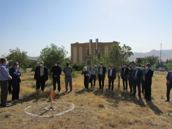 مراسم کلنگ زنی ساختمان آموزشی جدید پردیس حضرت زینب کبری(س) با حضور مسئولین استان برگزار شد 2