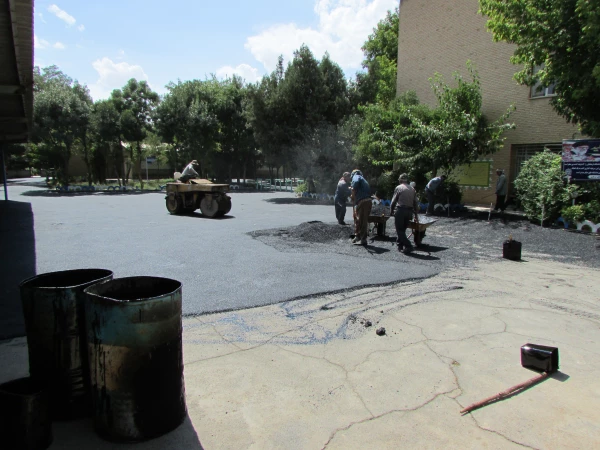 آسفالت 2000 متر مربع از محوطه پردیس شهید باهنر اراک انجام شد 4