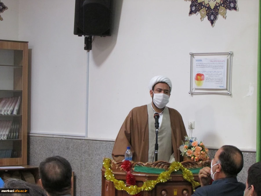 به مناسبت ایام الله دهه فجر و ولادت حضرت زهرا (س) و گرامیداشت بنیانگذار جمهوری اسلامی محفل انس با قرآن کریم در دانشگاه فرهنگیان استان مرکزی برگزار شد 9