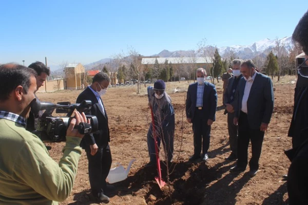 کاشت نهال به مناسبت هفته منابع طبیعی در پردیس حضرت زینب کبری (س) اراک 2