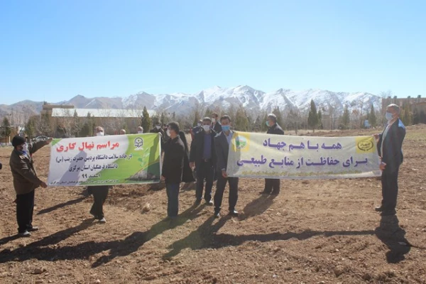 کاشت نهال به مناسبت هفته منابع طبیعی در پردیس حضرت زینب کبری (س) اراک 3