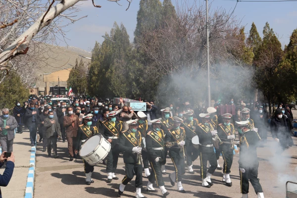 مراسم وداع و تدفین پیکر مطهر شهید گمنام دوران دفاع مقدس در پردیس حضرت زینب کبری(س) استان مرکزی برگزار شد 6