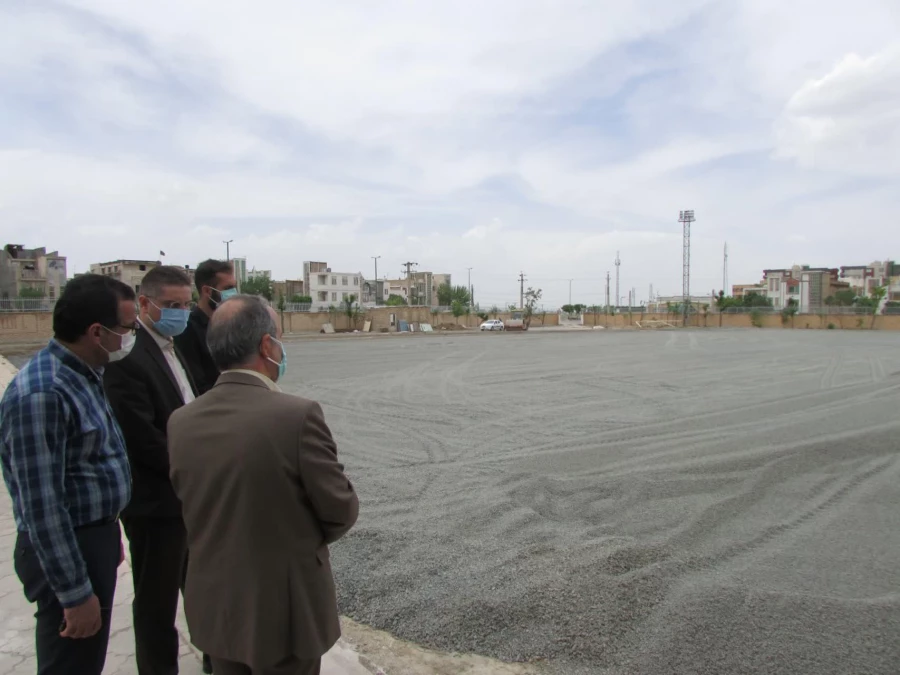 بازدید مدیر کل ورزش و جوانان  استان از پروژه زمین چمن مصنوعی دانشگاه فرهنگیان استان مرکزی 4