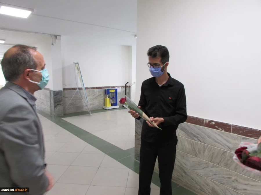 اهدای گل به همکاران در دانشگاه فرهنگیان استان مرکزی 3