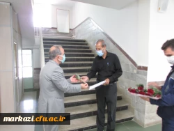 اهدای گل به همکاران در دانشگاه فرهنگیان استان مرکزی 4