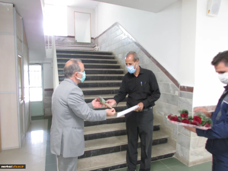 اهدای گل به همکاران در دانشگاه فرهنگیان استان مرکزی 4