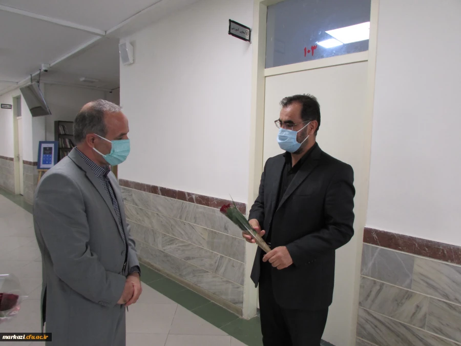 اهدای گل به همکاران در دانشگاه فرهنگیان استان مرکزی 5