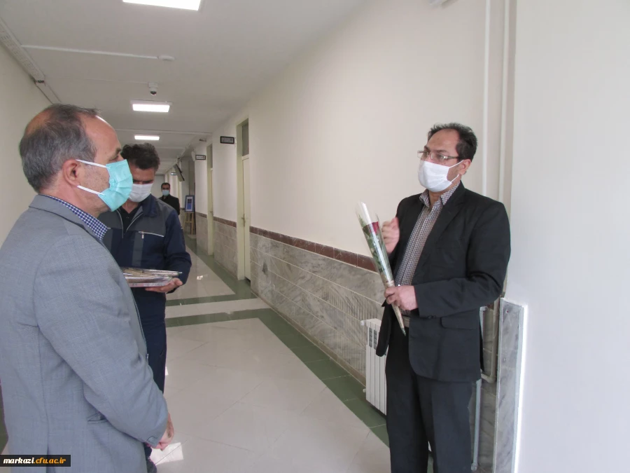 اهدای گل به همکاران در دانشگاه فرهنگیان استان مرکزی 6