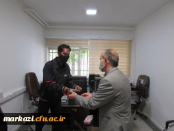 اهدای گل به همکاران در دانشگاه فرهنگیان استان مرکزی 7