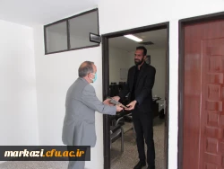 اهدای گل به همکاران در دانشگاه فرهنگیان استان مرکزی 8