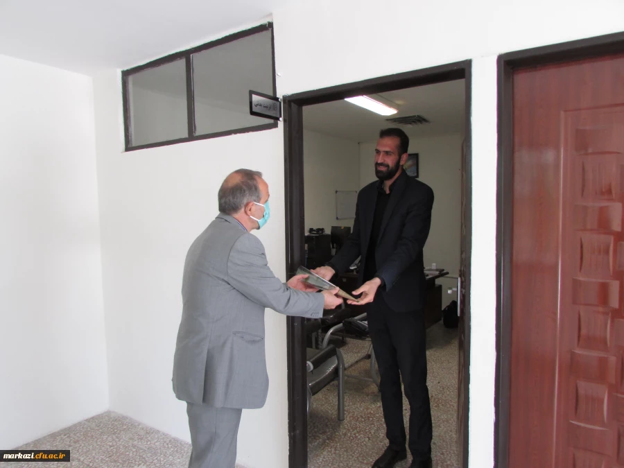 اهدای گل به همکاران در دانشگاه فرهنگیان استان مرکزی 8